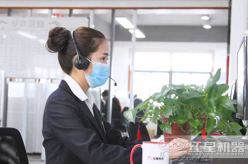 24小時客服全身心工作，用專注點亮了責任