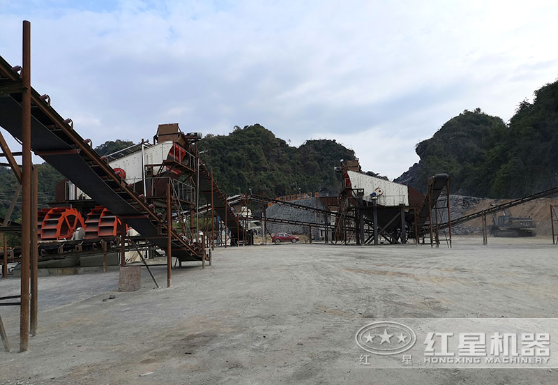 方案三配置現(xiàn)場：破碎機+制砂機+洗砂機，費用幾十萬以上